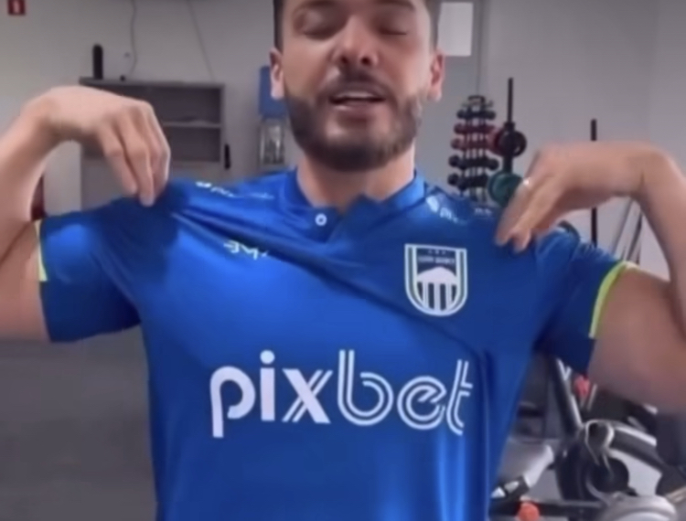 Em Campina Grande,  Wesley Safadão treina no CT do Serra Branca e conhece instalações