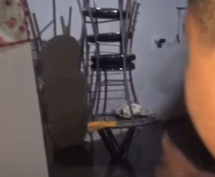 Homem mostra casa completamente inundada após chuvas, em CG