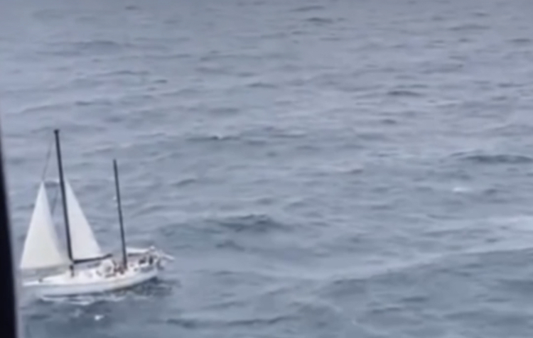 Turistas à deriva são resgatados pelo Grupamento Tático Aéreo na Baía da Traição/PB