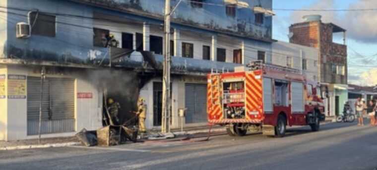 Incêndio atinge prédio em João Pessoa, neste domingo