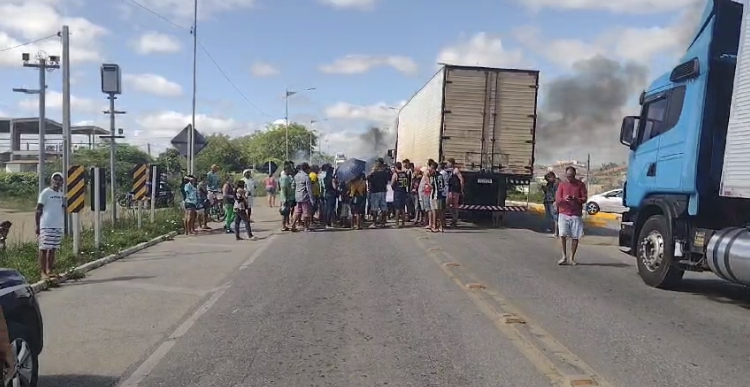 BR-104 é interditada, no ligeiro, em protesto nesta segunda