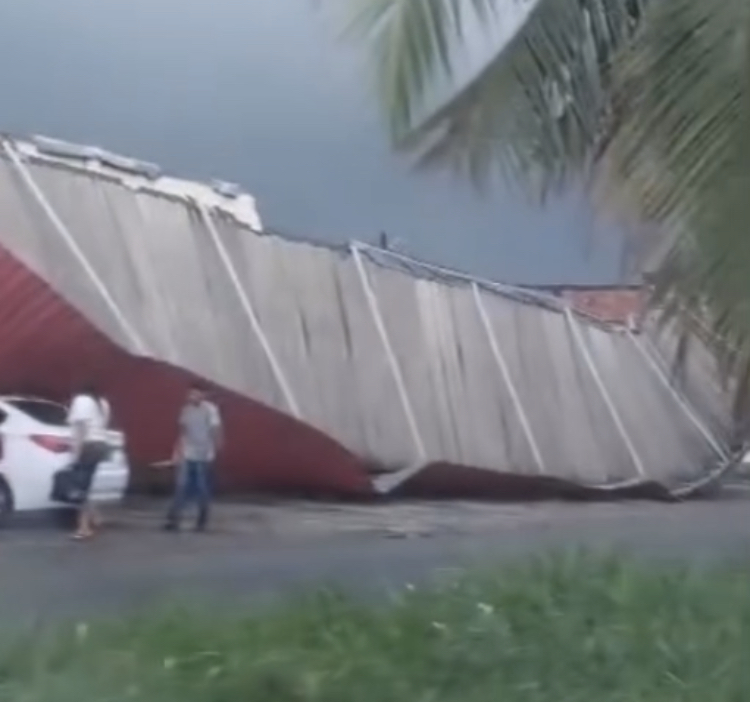 Fachada de supermercado cai nesta sexta-feira, em João Pessoa