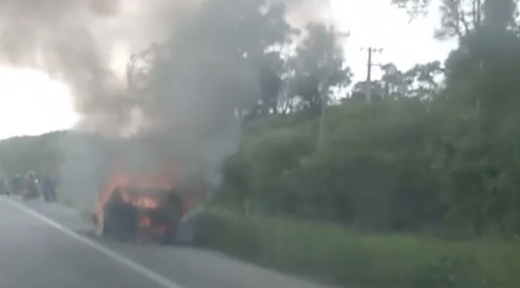 Carro pega fogo e fica completamente destruído, em São José da Mata