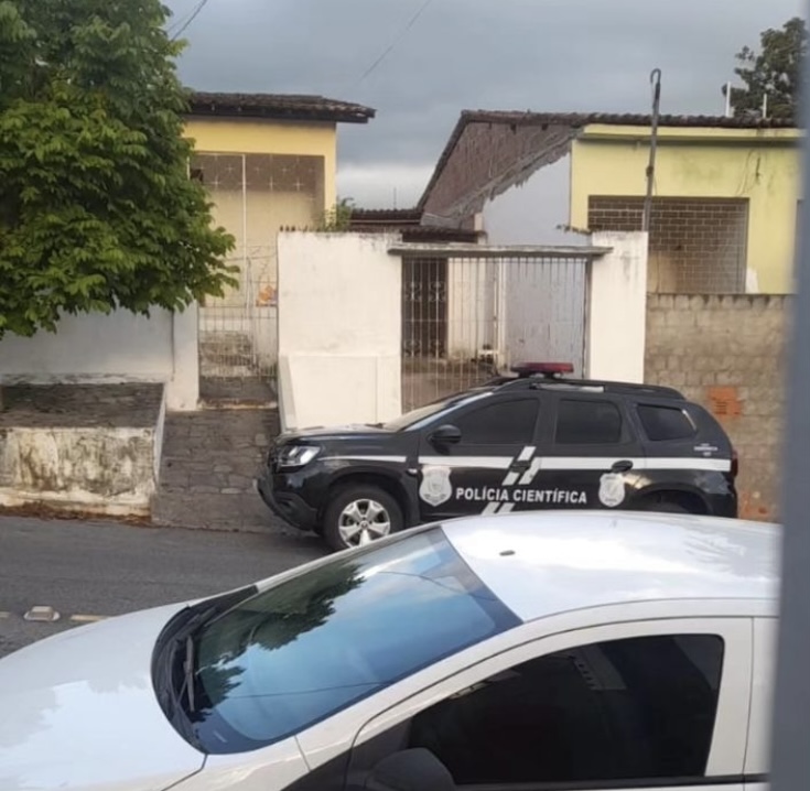 Casa foi alvo de criminosos durante a madrugada, em Campina Grande