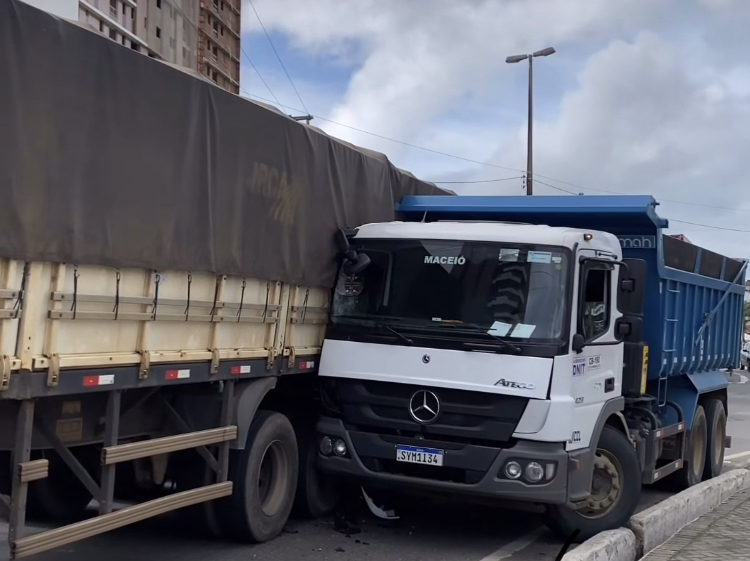 Colisão entre dois caminhões deixa trânsito lento, na entrada de CG