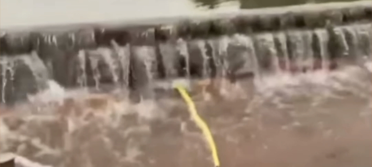 Muro de barragem rompe e atinge casas em Dona Inês, na Paraíba