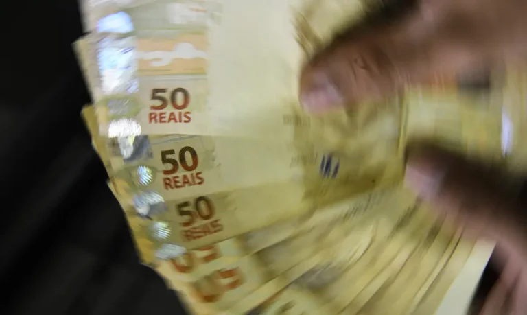 Governo propõe salário mínimo de R$1.502 em 2025