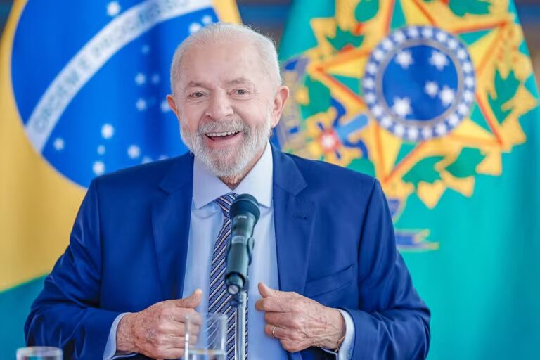 TCU libera Lula de devolver relógio de ouro da marca Cartier que ganhou em 2005