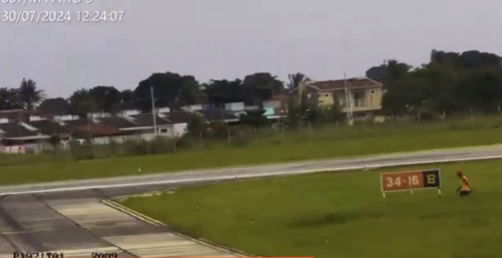 Homem invade pista do Aeroporto Castro Pinto e é preso, em João Pessoa