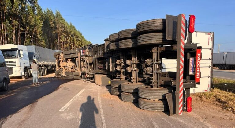 Carreta tomba e interdita trecho da BR-230 entre Campina Grande e João Pessoa