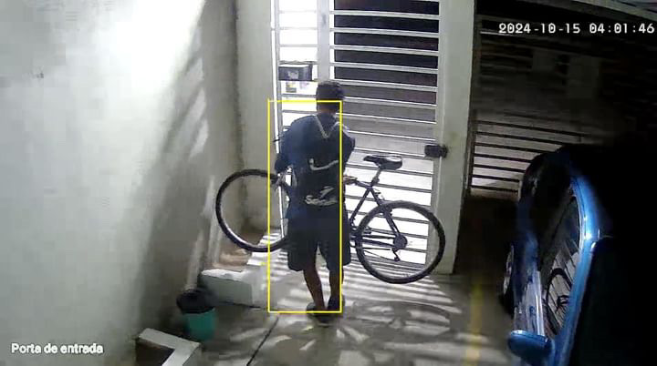 Homem invade condomínio e furta bicicleta na madrugada desta terça-feira, em CG