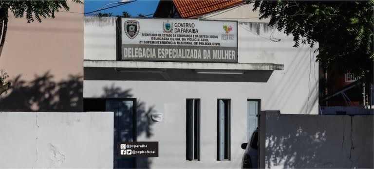 Homem que agrediu e raspou cabeça e sobrancelha da esposa é liberado e vai responder em liberdade