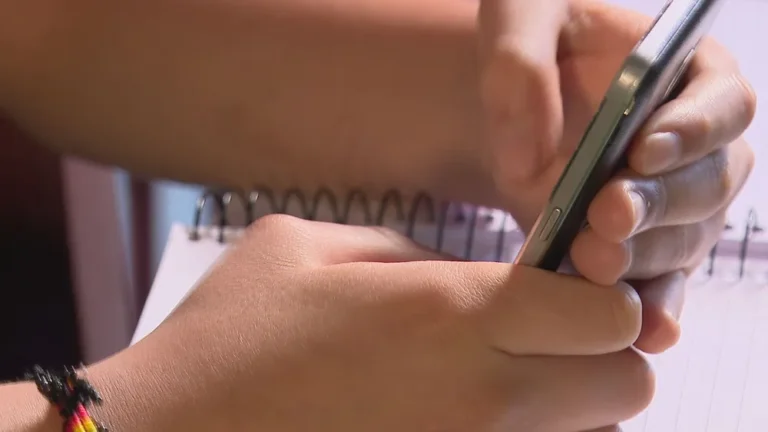 Lula sanciona projeto que limita uso de celulares nas escolas