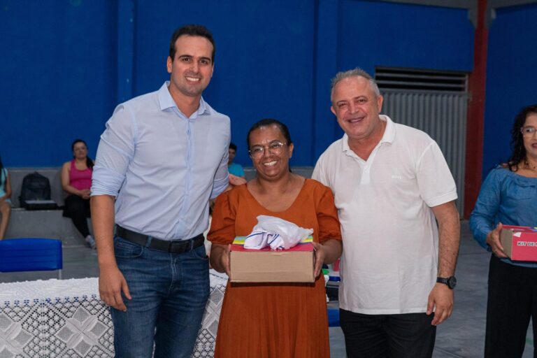Vereador Anderson Pila acompanha vice-governador em entrega de kits escolares e fardamentos no Estadual de Santa Rosa
