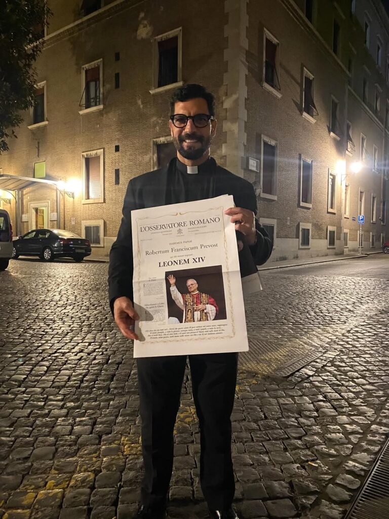 Padre brasileiro viraliza nas redes durante anúncio do novo papa