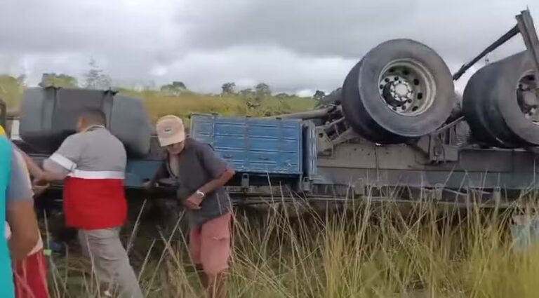 Motorista é resgatado das ferragens após caminhão com ração tombar na PB-051