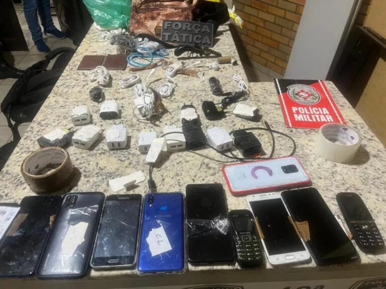 Dupla é presa com armas, drogas e celulares perto do Presídio de Catolé do Rocha
