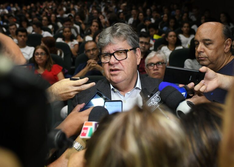 “Cabe ao Progressistas”, diz João Azevêdo sobre disputa entre Lucas e Cícero na chapa governista