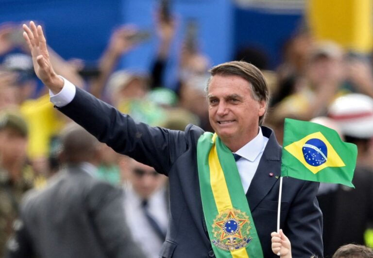 Bolsonaro admite possível corrupção no INSS em seu governo e apoia CPMI: “Se errou, tem que pagar”