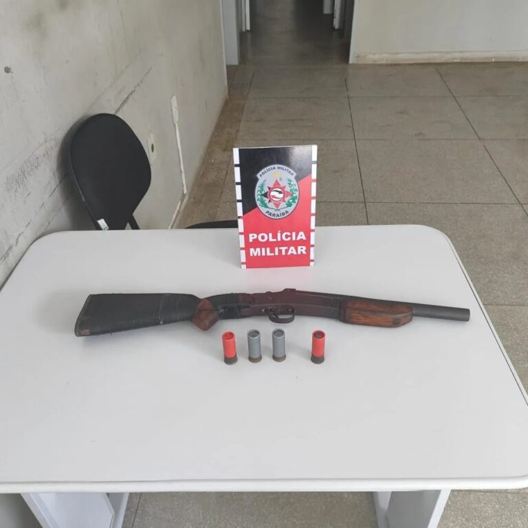Homem é preso com espingarda após ameaçar companheira em Teixeira-PB
