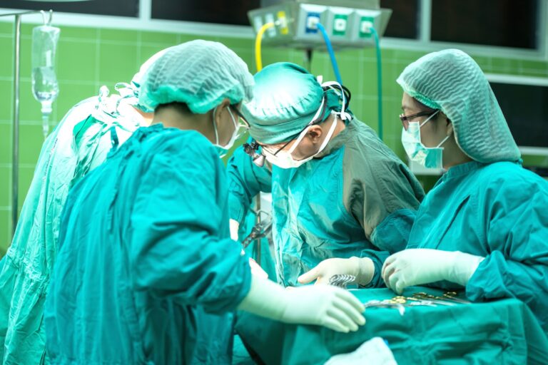 Terceirizada teria usado produtos vencidos em cirurgias oftalmológicas no HC