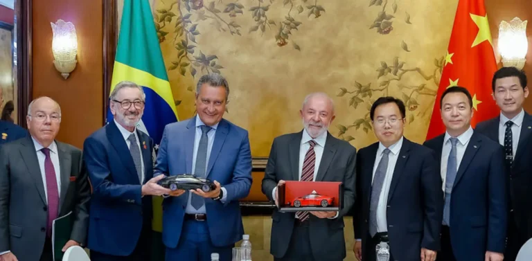 Brasil e China fecham acordo de US$ 1 bilhão para produção de combustível sustentável de aviação