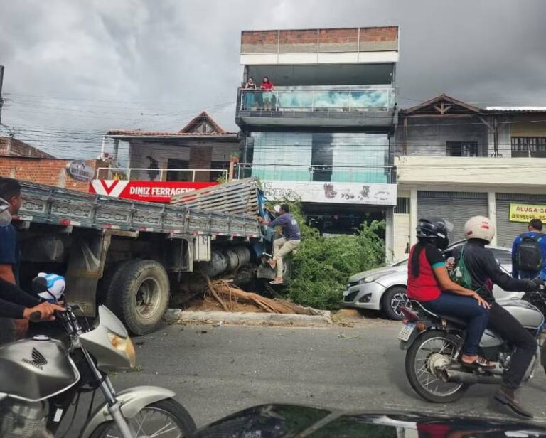 Caminhão derruba árvore, atinge dois carros e duas motos e deixa três pessoas feridas, em Campina Grande