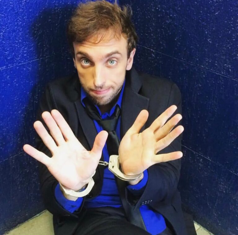 Léo Lins é condenado a mais de 8 anos de prisão e multa de R$ 1,3 milhão por piadas discriminatórias