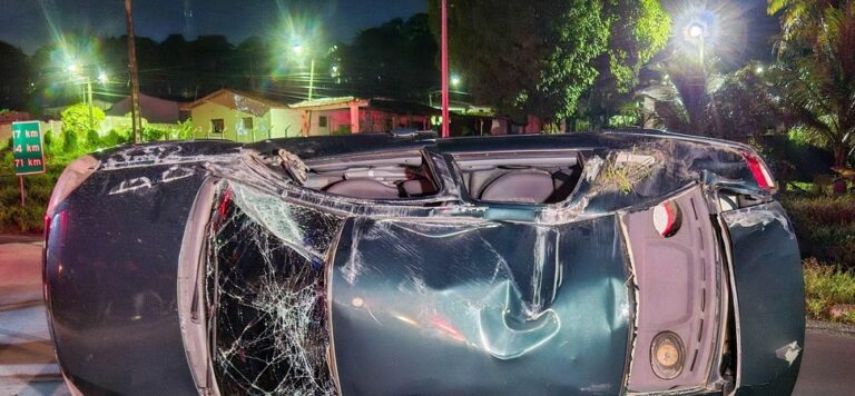 Carro capota durante fuga e dupla é presa com arma e celulares, em João Pessoa