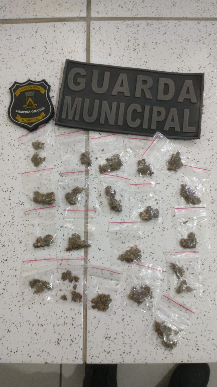 Guarda Municipal apreende drogas na entrada do Parque do Povo, na noite desta quinta-feira