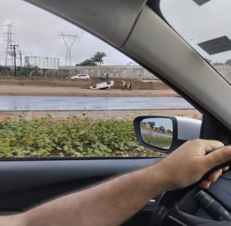 Veículo capota em trecho de obra de duplicação da BR-230, em Campina Grande