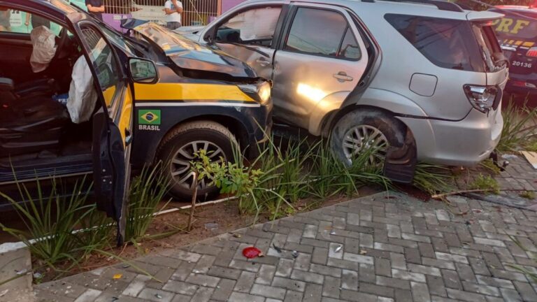Após perseguição a condutor embriagado, carro e viatura da PRF colidem em Cabedelo