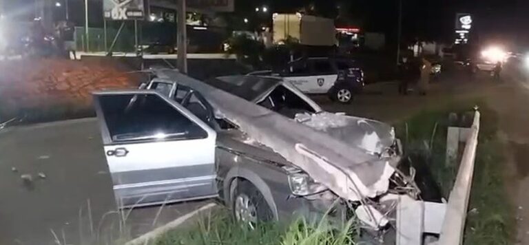 Motorista fica ferido após bater e derrubar poste em Bayeux