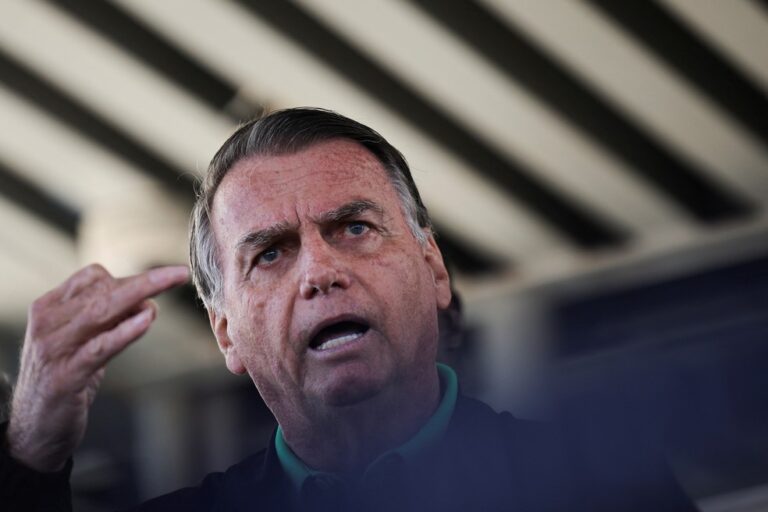 Jair Bolsonaro é alvo de mandado de buscas da PF