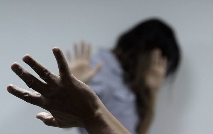Homem tenta matar mulher com golpes de pá em Araruna, na Paraíba