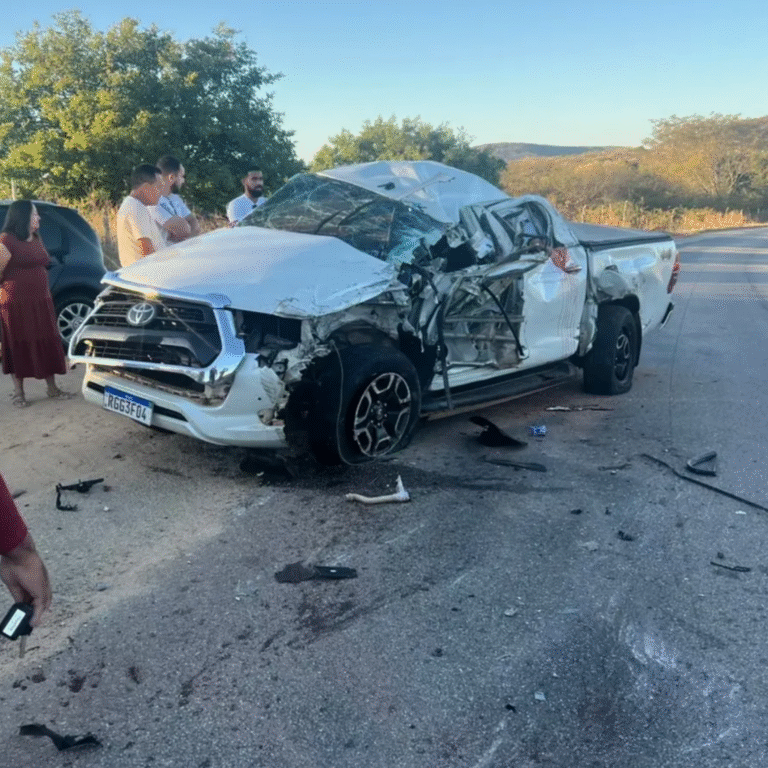 Colisão entre caminhão e carro deixa uma vítima fatal na PB-325, no Sertão da Paraíba