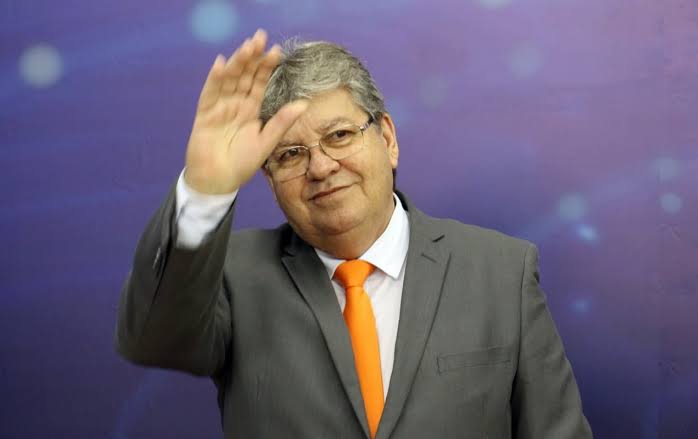 João Azevêdo recebe alta 24 horas após cirurgia e já se recupera em casa