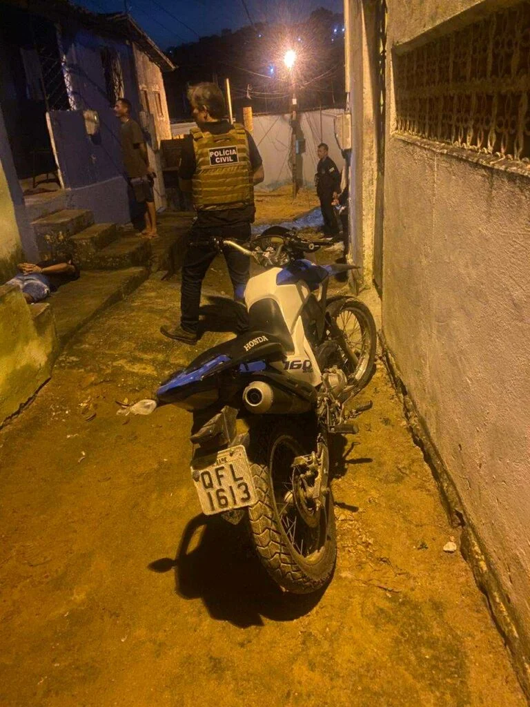 Dois suspeitos são presos e motocicleta roubada é recuperada em São João do Cariri