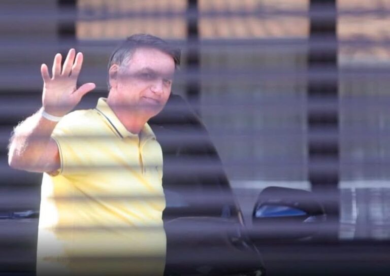 Moraes manda polícia monitorar área externa da casa de Bolsonaro