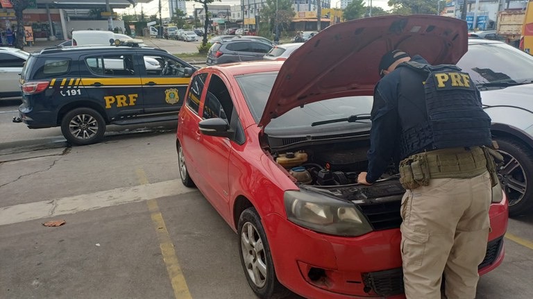 Homem rouba veículo na Paraíba, fica preso no trânsito e é detido no Recife