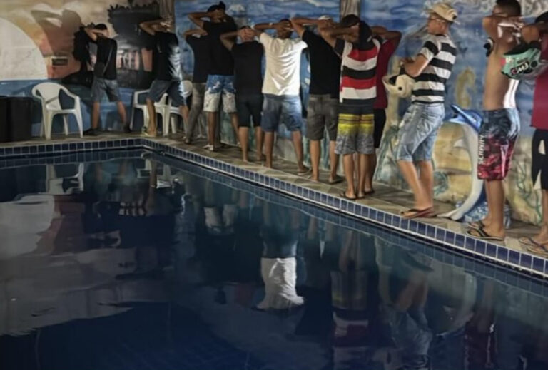 Polícia apreende armas, drogas e fantasias em festa na piscina em CG