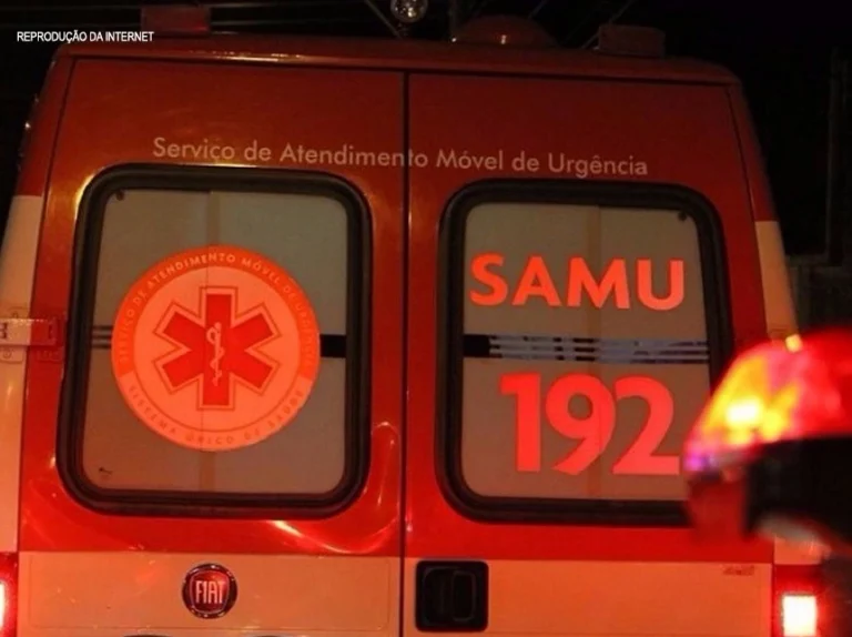 Três pessoas ficam feridas após colisão entre motocicletas no centro de Monteiro