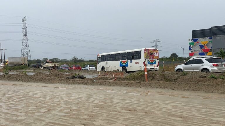 Obras e buracos na Alça Sudoeste dificultam circulação de ônibus em bairros de Campina Grande