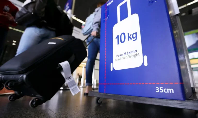 Câmara deve votar urgência de projeto que proíbe cobrança por bagagem de mão em voos