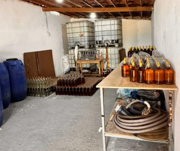 Polícia apreende mais de 4 mil garrafas de bebidas alcoólicas em operação contra adulteração com metanol