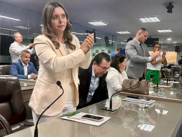 Waléria Assunção assina CPI e afirma: “É a única forma de esclarecer o caos instalado na saúde de Campina”