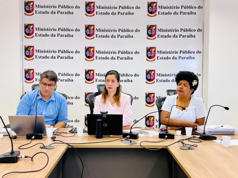 Jô Oliveira acompanha reunião entre MP e diretores de hospitais para prevenir greve na saúde de Campina Grande