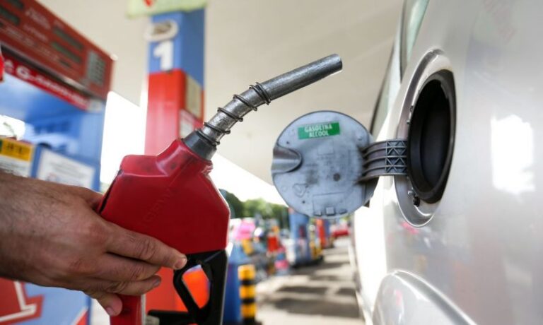 Petrobras anuncia redução de 4,9% no preço da gasolina e litro passa a custar R$ 2,71 nas refinarias