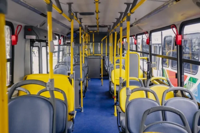 Motorista de ônibus é esfaqueado após tentar impedir homem de pular catraca em João Pessoa