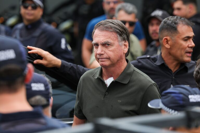 Bolsonaro é preso pela Polícia Federal em Brasília